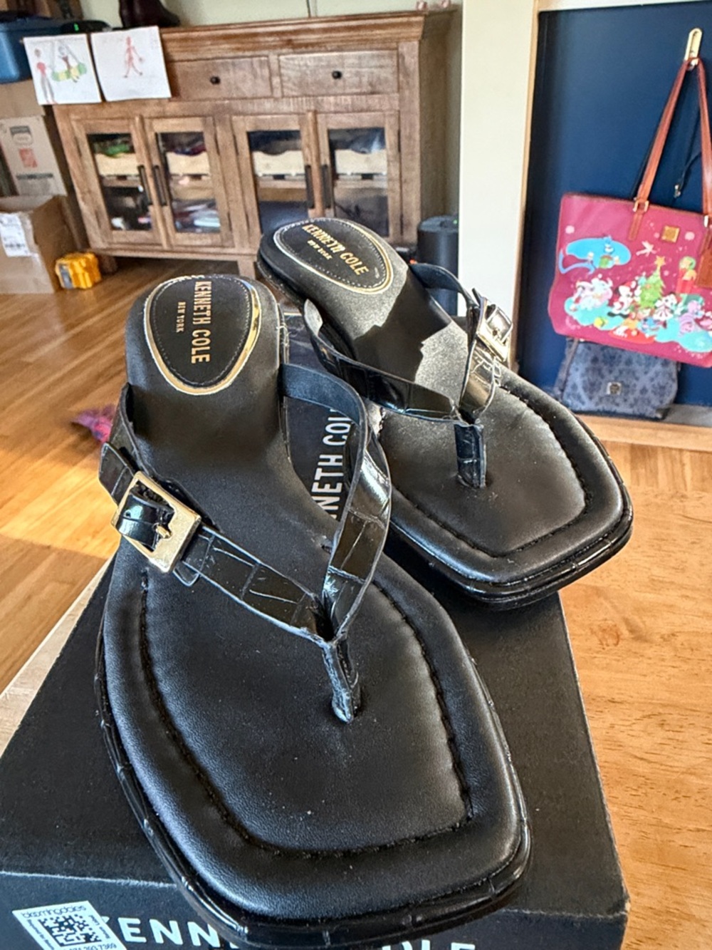 Kenneth Cole Black Croc-Embossed Thong Sandals with Gold Buckle size 7.5 (48)